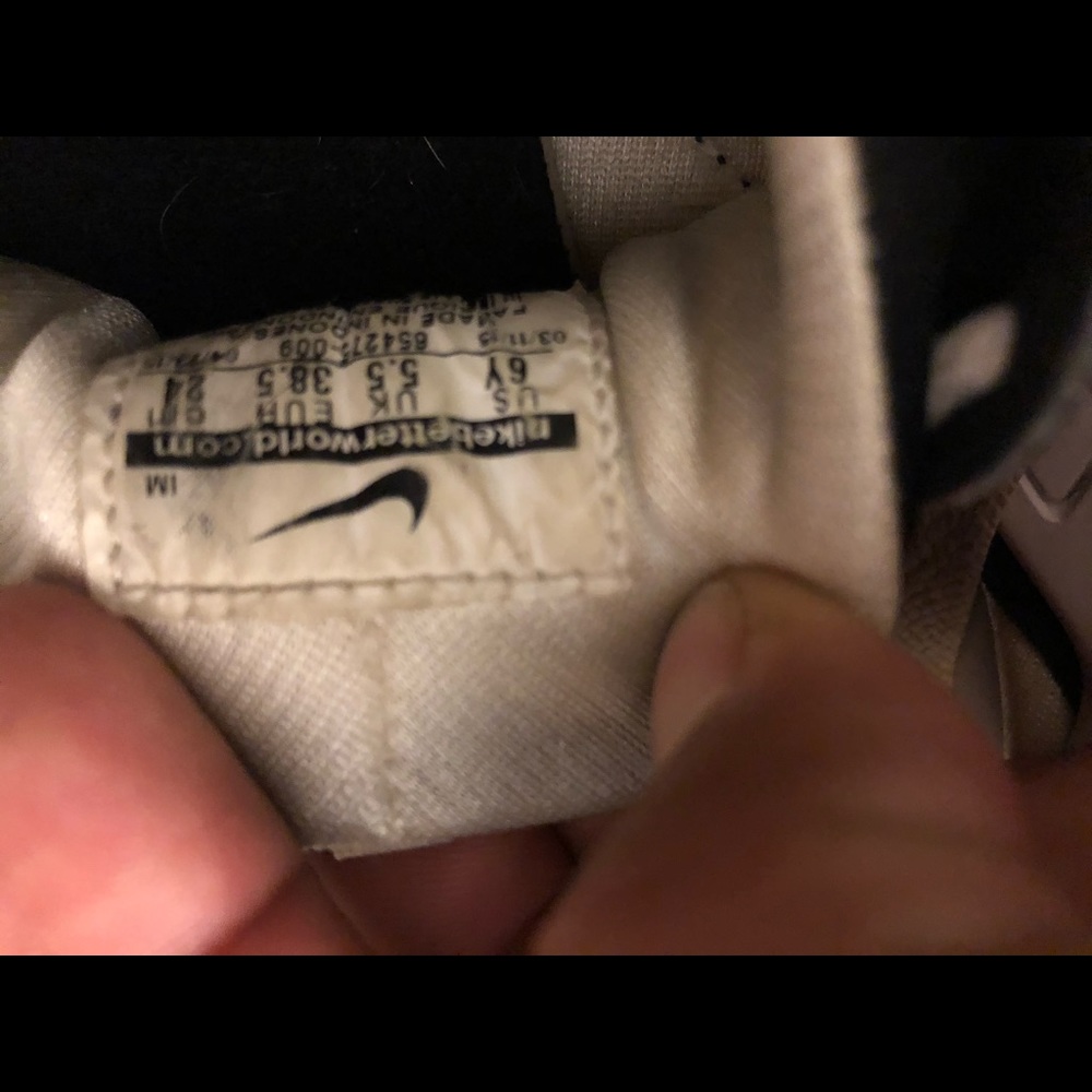 Nike’s - Picture 4 of 5